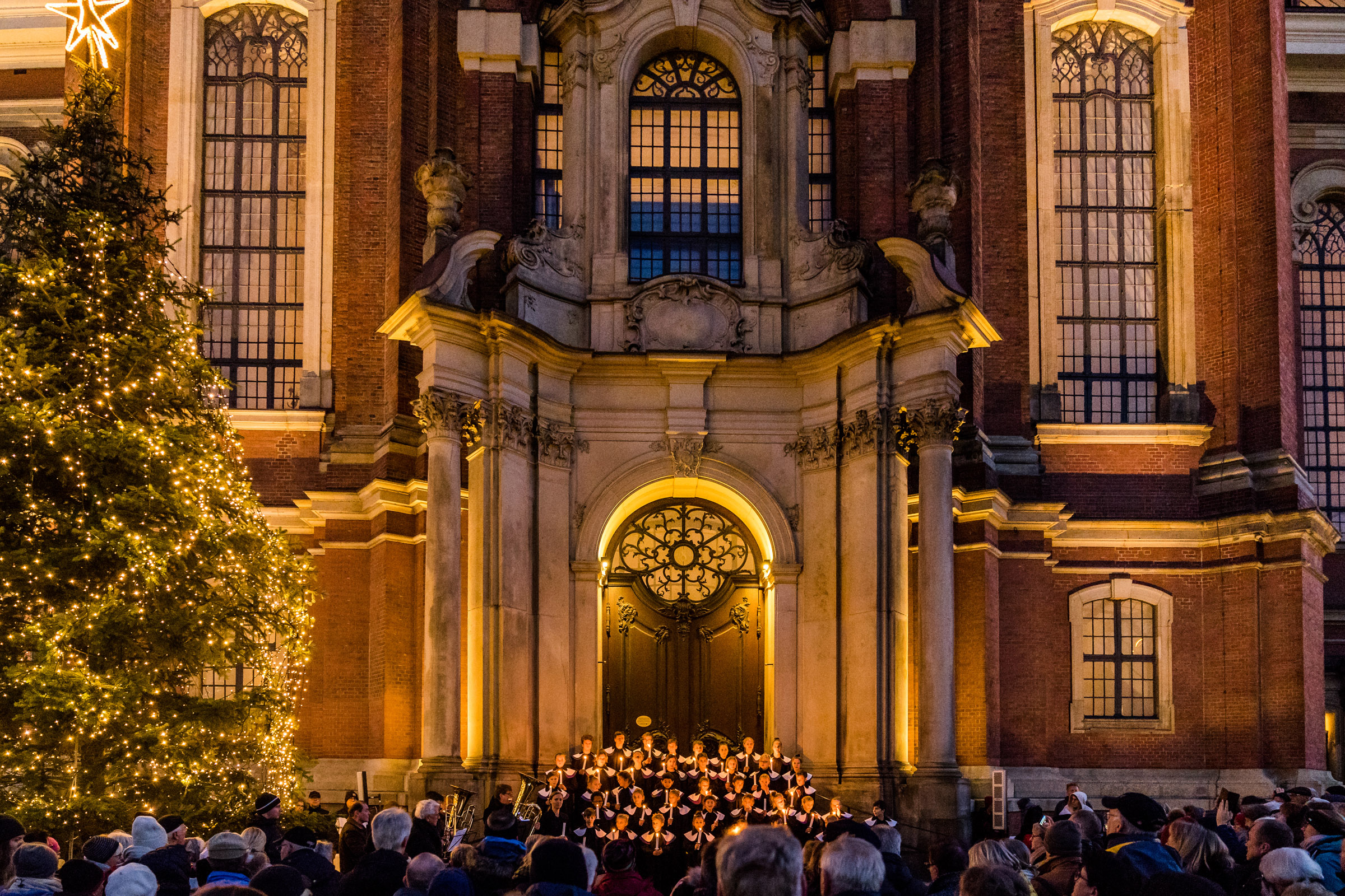 Start des Weihnachtsmarktes mit Illumination des Weihnachtsbaums und gemeinsamem Singen auf dem Kirchplatz