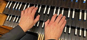 Hände von Jörg Endbrock beim Orgelspielen.