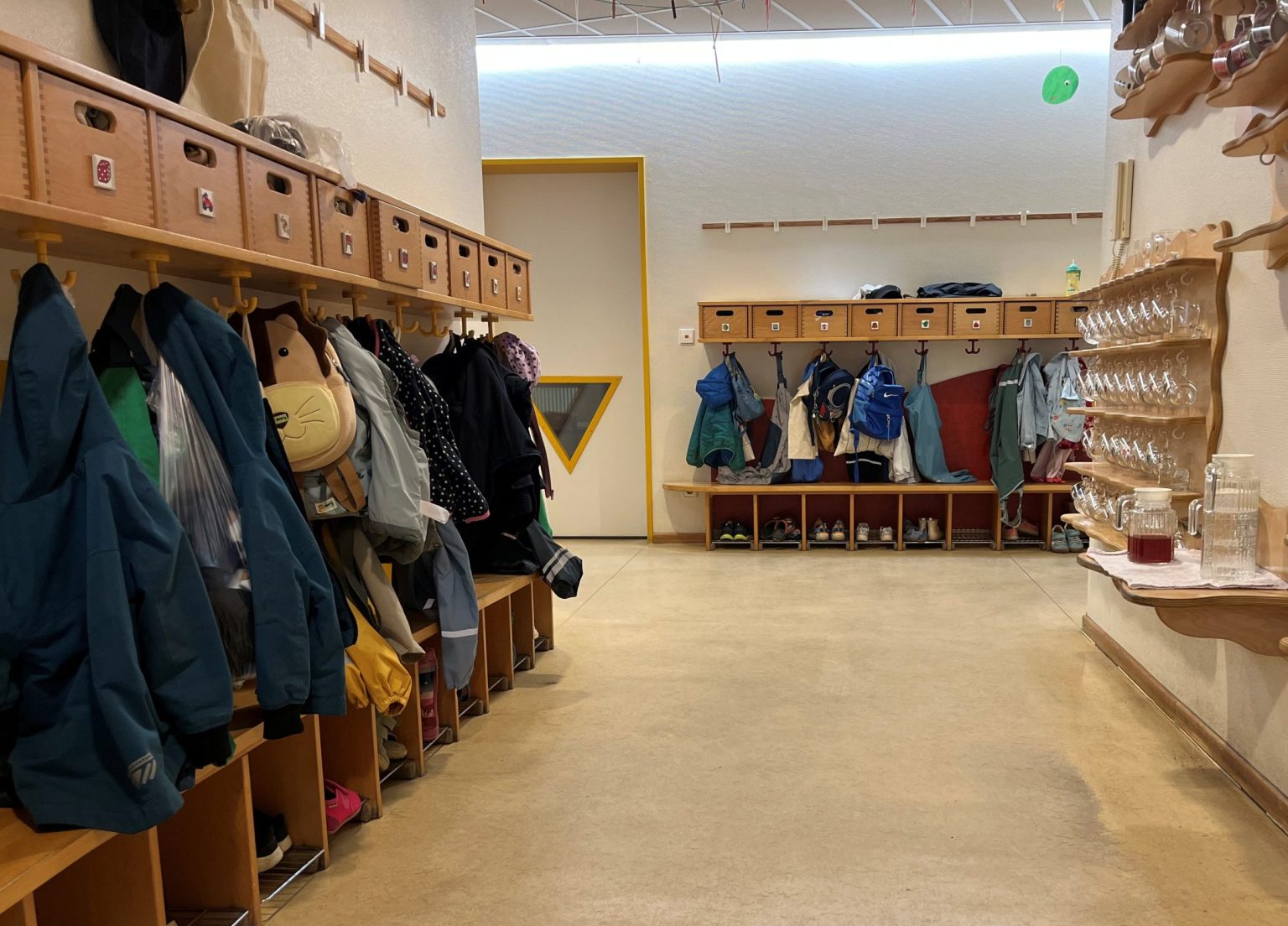 Flur der Kita St. Michaelis mit Garderobe und Wasserspender
