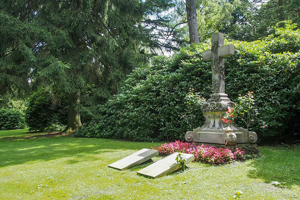 Die Gemeinschaftsgrabstätte im Ohlsdorfer Friedhof bei Sonnenlicht.