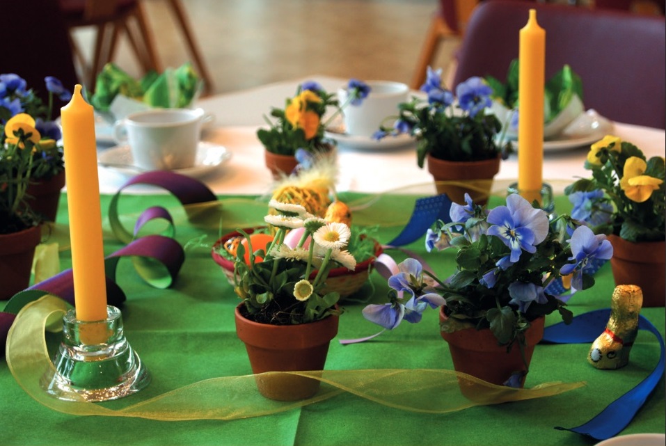 Gedeckte Kaffeetafel zu Ostern